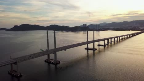 Luftaufnahme-Der-Zweiten-Brücke-Von-Penang-Bei-Dramatischem-Sonnenuntergang